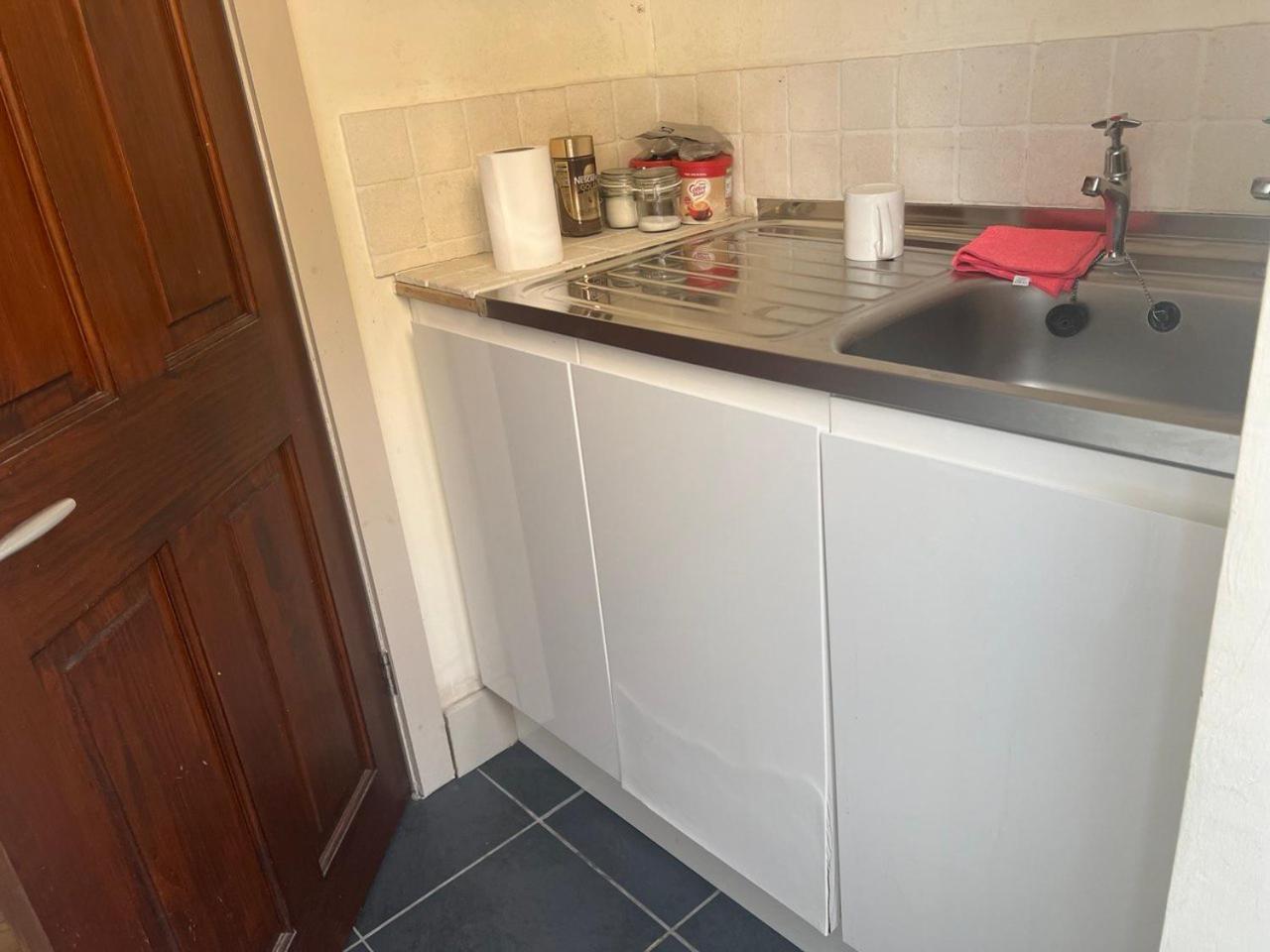 Self Contain With Room, Double Bed, Kitchen Pensión *